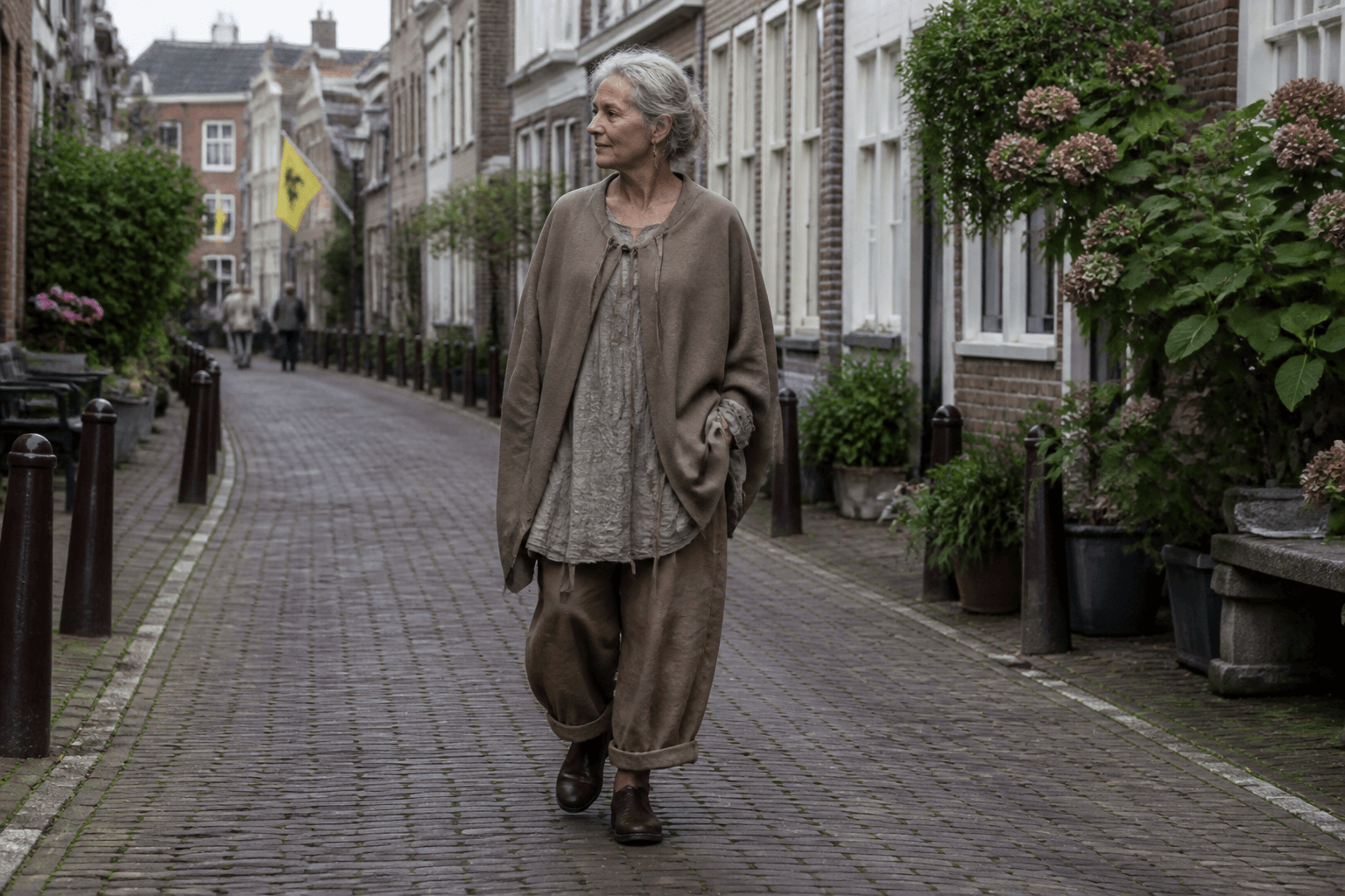 Klant in natuurlijke stoffen op een historische straat in Zutphen